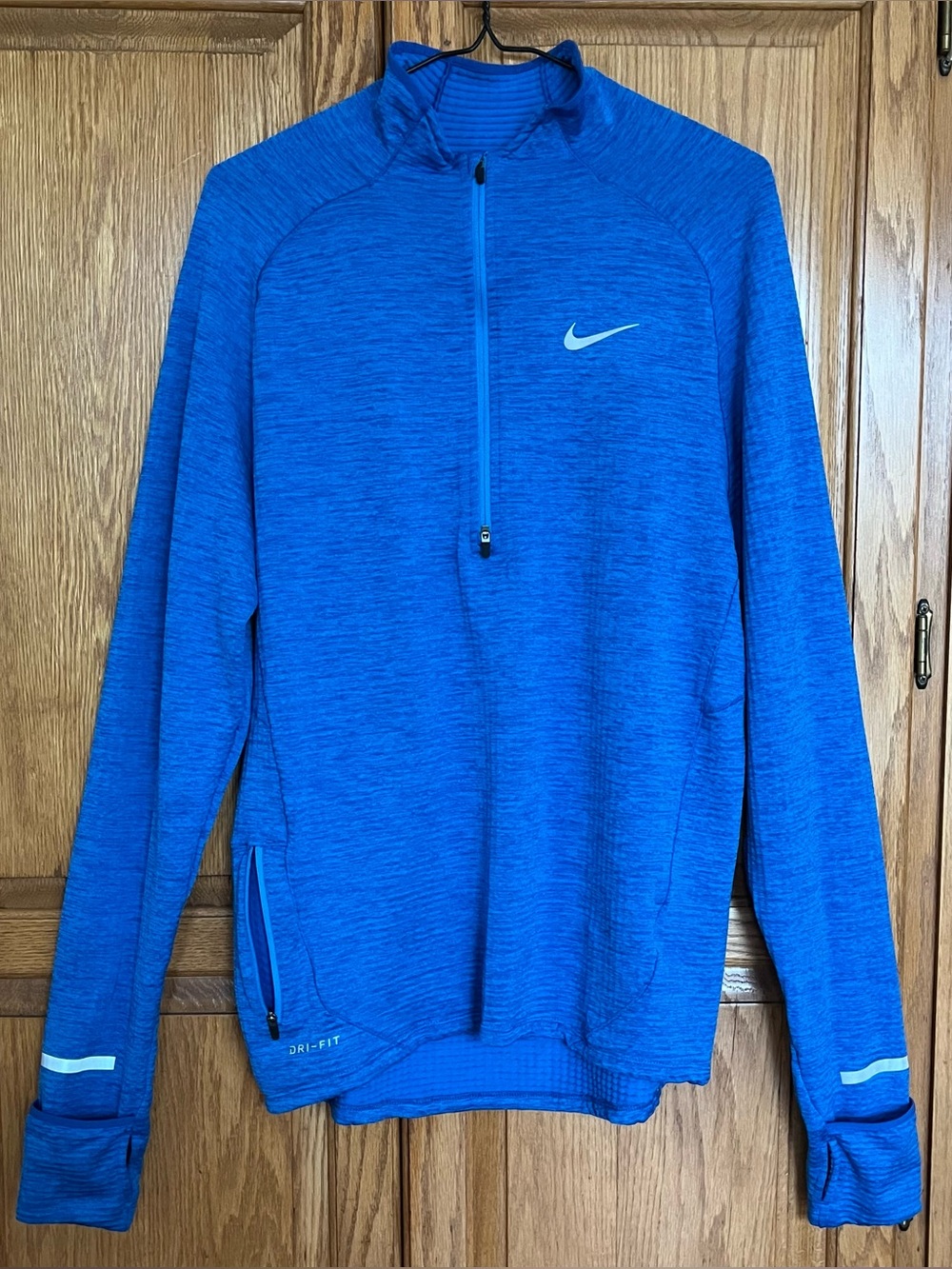 Nike Mens Lightweight Athletic Long Sleeve 1/4 Zip Top. Size Medium.
